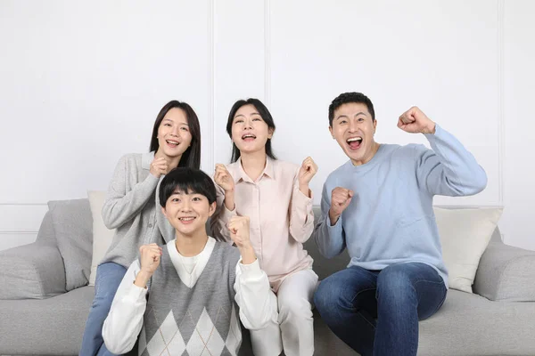 Asian Korean Family Photo Family Cheering While Watching —  Fotos de Stock