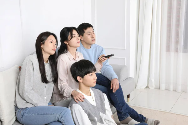 Asian Korean Family Family Photo Choosing Channel — стоковое фото