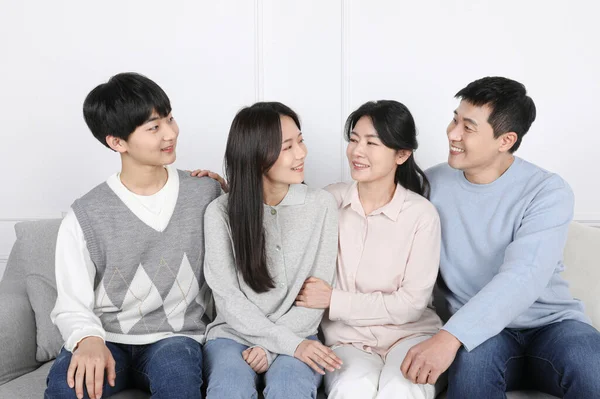 Asian Korean Family Photo Smiling Family Facing Each Other — Photo