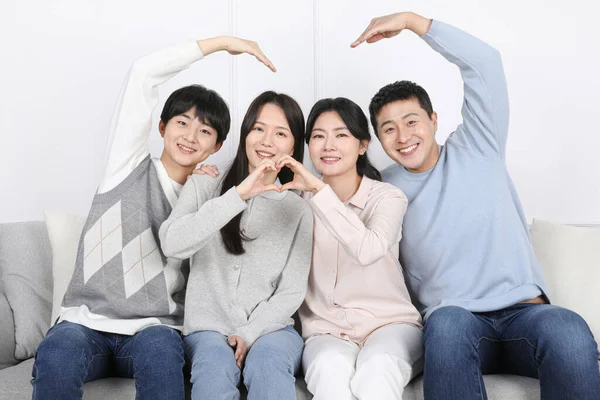 亚洲韩国家庭照片肩并肩坐在一起 摆出一副手牵手的样子 — 图库照片