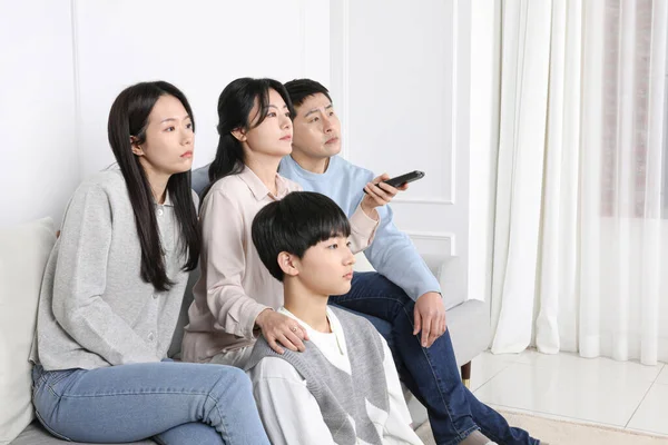 Ασιατική Κορεατική Οικογένεια Οικογενειακή Φωτογραφία Επιλογή Τηλεοπτικού Καναλιού — Φωτογραφία Αρχείου