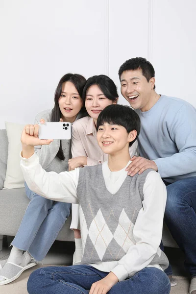 Asian Korean Family Photo Family Watching Video Mobile Phone Together —  Fotos de Stock