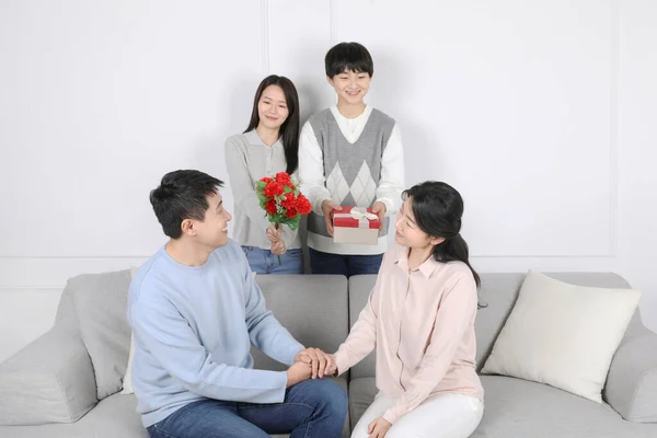 Asian Korean Family Photo Carnations Gifts — Photo