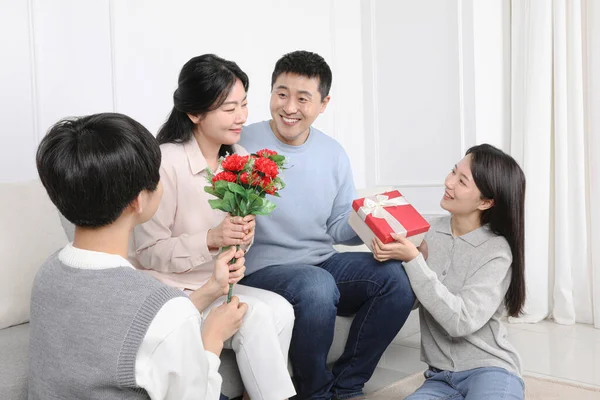 アジアの韓国人家族写真カーネーションと贈り物 — ストック写真