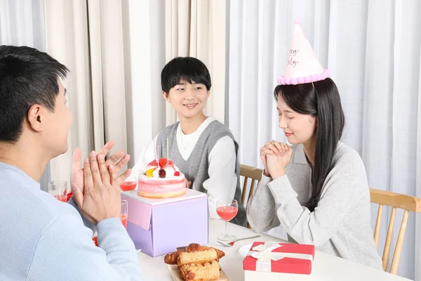 Familia Coreana Asiática Imagen Wishing Blowing Birthday Candles —  Fotos de Stock