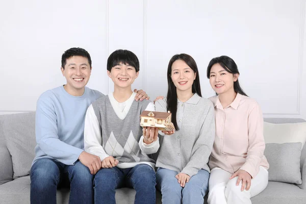アジア系韓国人家族の写真家型を持つ家族の写真 — ストック写真