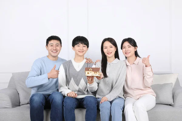 Ασιατική Κορεατική Οικογένεια Φωτογραφία Οικογένειας Μοντέλο Σπιτιού — Φωτογραφία Αρχείου