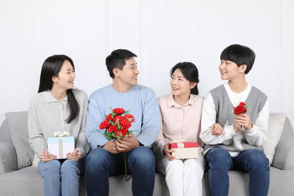 Famille Asiatique Coréenne Photo Une Famille Tenant Des Œillets Des — Photo