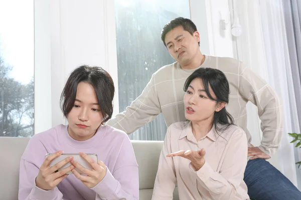 Familia Coreana Asiática Foto Padres Que Están Satisfechos Con Hijo —  Fotos de Stock