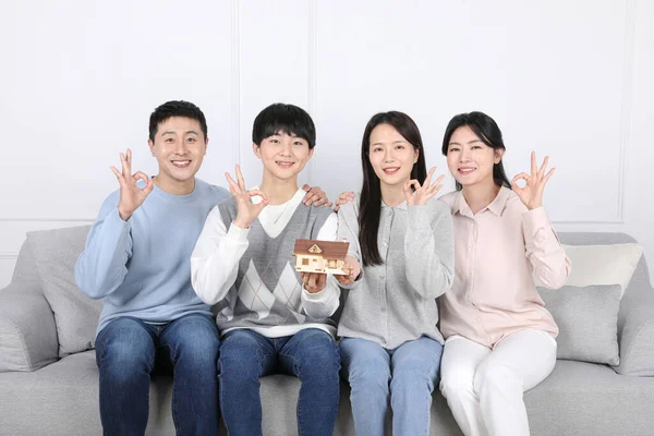 Asian Korean Family Photo Family Holding House Model — Zdjęcie stockowe