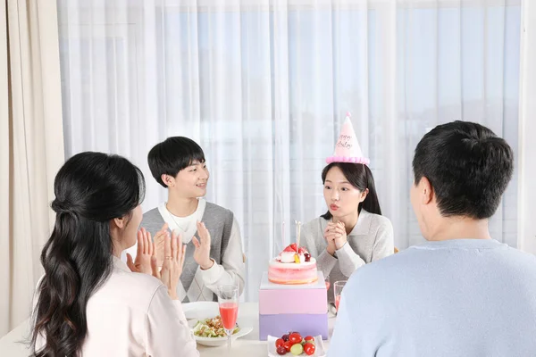 Asiático Coreano Familia Soplando Cumpleaños Velas Foto —  Fotos de Stock