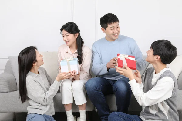 プレゼント付きの親の日のアジアの韓国家族のお祝い — ストック写真