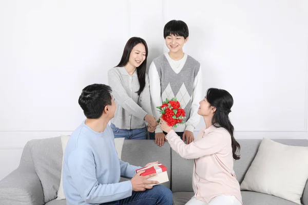 Asian Korean Family Photo Carnations Gifts — ストック写真