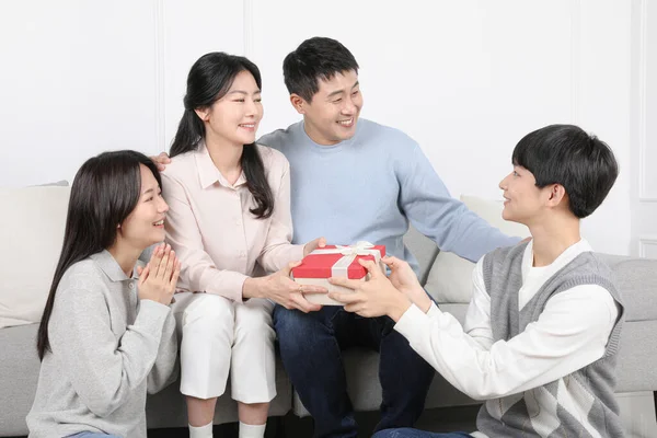 プレゼント付きの親の日のアジアの韓国家族のお祝い — ストック写真