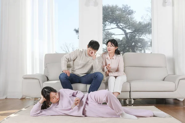 Familia Coreana Asiática Foto Padres Que Están Satisfechos Con Hijo —  Fotos de Stock