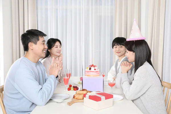 誕生日のろうそくを吹く前に願いのアジアの韓国の家族の写真 — ストック写真