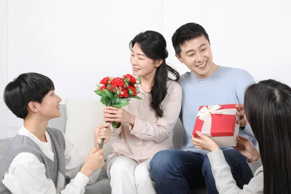 Foto Familiar Coreana Asiática Con Claveles Regalos —  Fotos de Stock