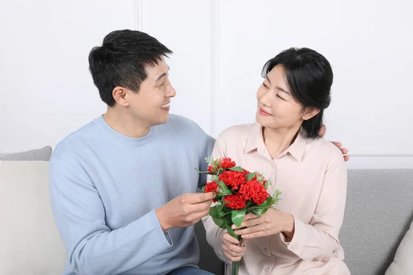 Asian Korean Family Pictures Parents Receiving Carnations Liking Them — Fotografia de Stock