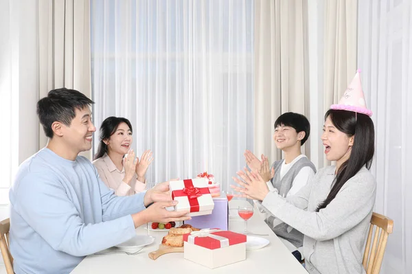 Azji Koreański Rodzina Zdjęcie Rozdawanie Prezent Urodzinowy — Zdjęcie stockowe