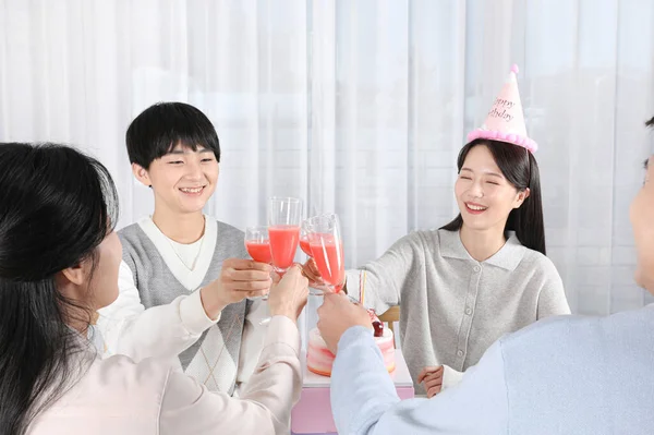 Koreańska Rodzina Zdjęcie Rodzinne Korzystających Imprezy Urodzinowej — Zdjęcie stockowe
