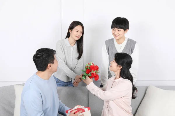 Asian Korean Family Celebration Parents Day Carnations Gifts — ストック写真