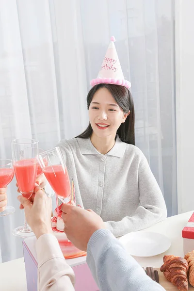 Ασιατική Κορεάτικη Οικογένεια Οικογενειακή Φωτογραφία Απολαμβάνοντας Ένα Πάρτι Γενεθλίων — Φωτογραφία Αρχείου