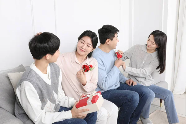 アジア系韓国人家庭親にカーネーションを贈る子供たち — ストック写真