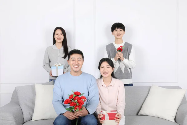 Asian Korean Family Photo Family Holding Carnations Gifts — Foto de Stock