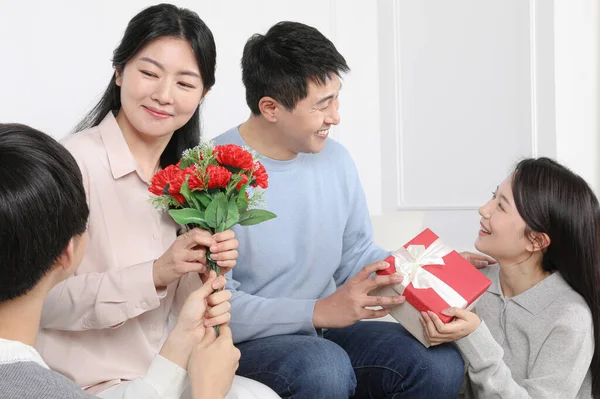 アジアの韓国人家族写真カーネーションと贈り物 — ストック写真