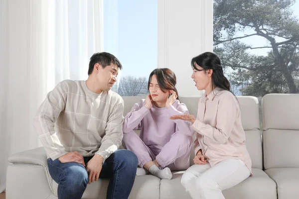 Asian Korean Family Photo Parents Nagging Children — Fotografia de Stock