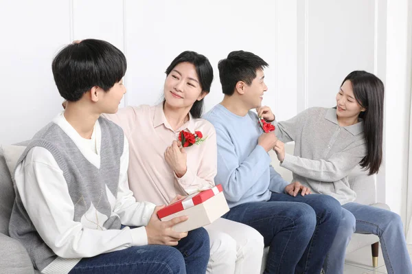 アジア系韓国人家庭親にカーネーションを贈る子供たち — ストック写真