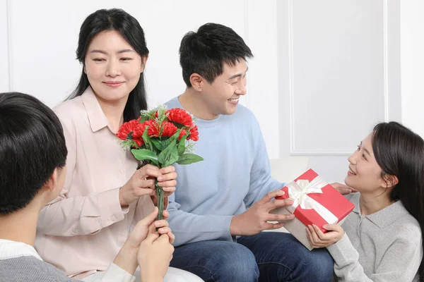 Asian Korean Family Photo Carnations Gifts — Stok fotoğraf