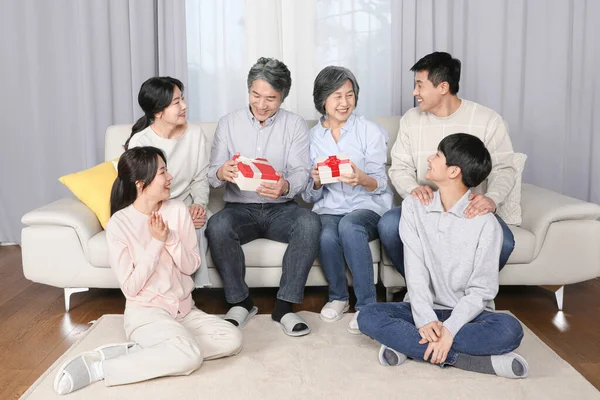 Asian Korean Family Celebration Parents Day Gifts — ストック写真