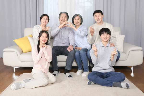 Familia Coreana Asiática Posando Con Corazones Mano —  Fotos de Stock
