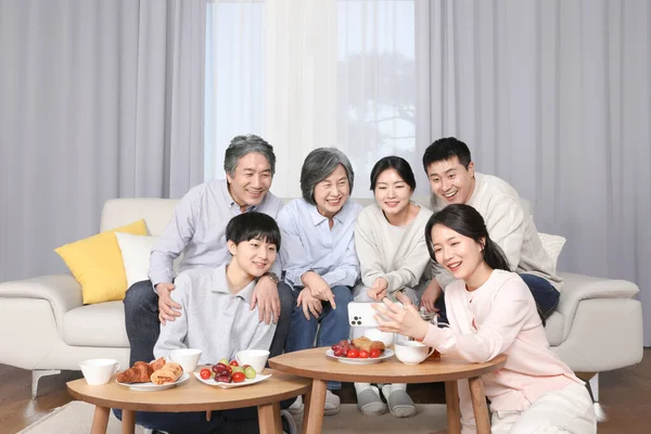 Asian Korean Family Watching Video Cell Phone — Stock Photo, Image