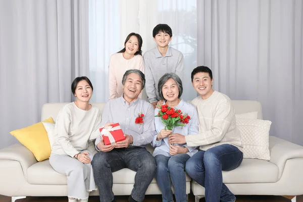 Asian Korean Family Holding Carnations Gifts — Foto de Stock