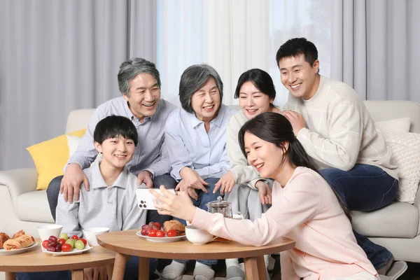 Asian Korean Family Watching Video Phone — 스톡 사진