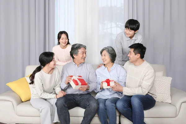 Asian Korean Family Photos Given Gift Mother Day — Fotografia de Stock