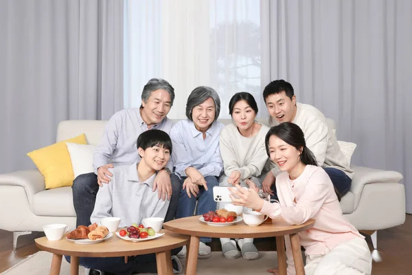 Ασιατική Οικογένεια Της Κορέας Βλέποντας Βίντεο Στο Κινητό Τηλέφωνο — Φωτογραφία Αρχείου