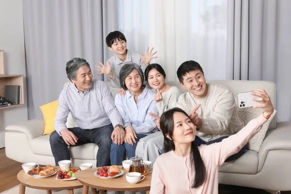 Asian Korean Family Taking Photo Cell Phone — Fotografia de Stock