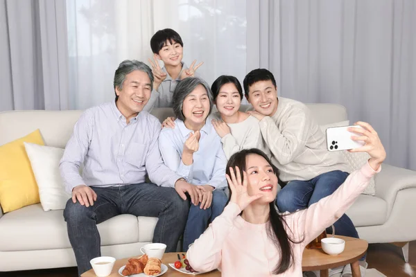 Asian Korean Family Taken Cell Phone — Fotografia de Stock