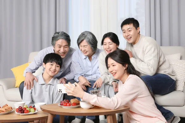 Asian Korean Family_Watching Video Cell Phone — Stock Photo, Image
