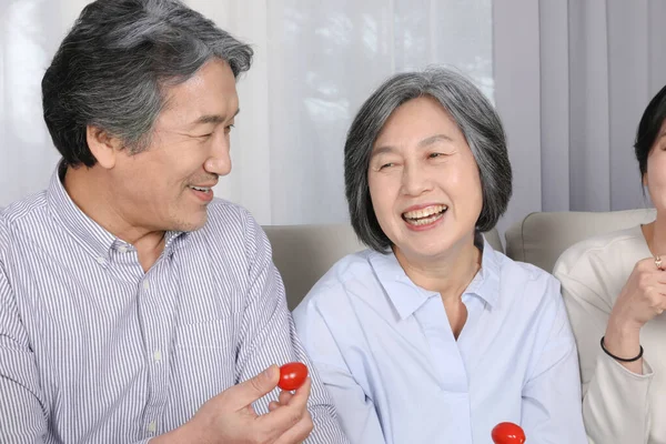 Família Coreana Asiática Close Casal Idosos Conversando Enquanto Come Frutas — Fotografia de Stock