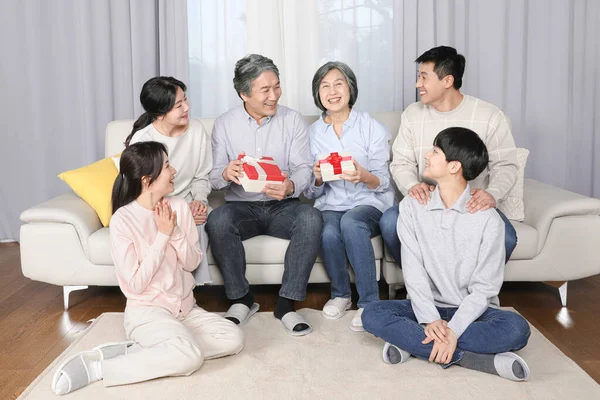 Asian Korean Family_Giving Gifts Mother Day — Fotografia de Stock