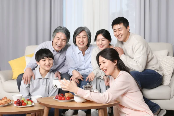 Asian Korean Family_Watching Video Cell Phone — стокове фото