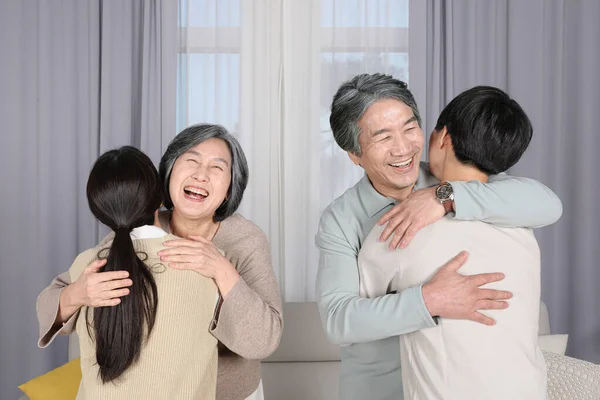 Asiático Coreano Familia Abrazo — Foto de Stock