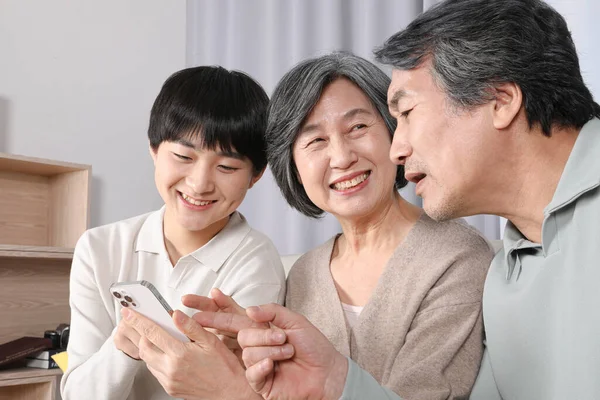 Asian Korean Family Grandchildren Who Teach Smartphone Grandparents — Fotografia de Stock