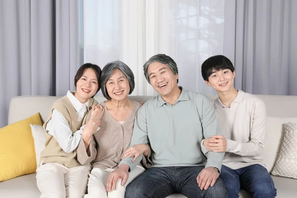 Ασιατική Κορεάτικη Οικογένεια Γελάει Ενώ Κάθεται Στον Καναπέ — Φωτογραφία Αρχείου