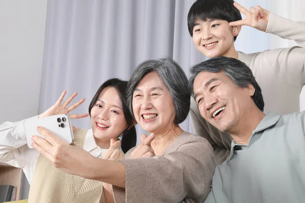 Asian Korean Family Taking Selfie — Stockfoto