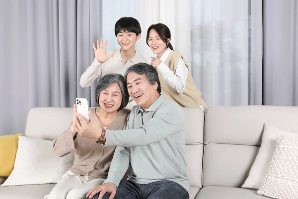 Asian Korean Family Taking Selfie — Fotografia de Stock